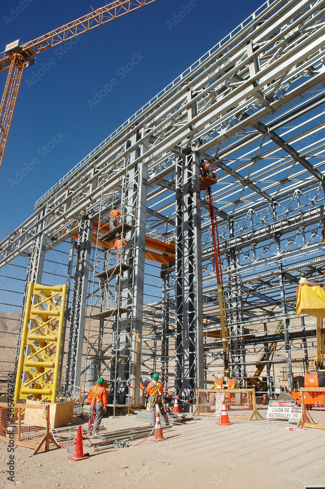 Fototapeta premium Galpon metalico construccion trabajadores postes de electricidad galvanizado estructura metalica industria mineria