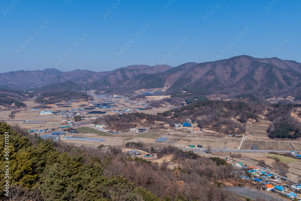Obraz premium Landscape of mountain valley community
