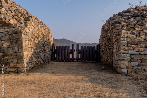 Tablou pe pânză Log blockade at fortress gate