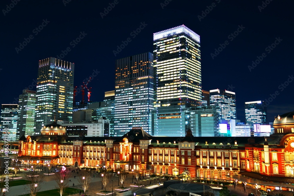 キラキラと輝く東京駅と高層ビル群 Stock Photo Adobe Stock