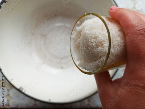 Obraz na płótnie woman throw sugar to bowl on table w salonie