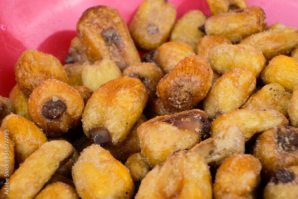 Φωτογραφία Close-up of a bowl of corn snack salted and seasoned with chili peppers powder