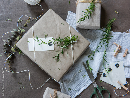 Geschenke farbharmonisch und natürlich verpacken, Geschenkverpackung umweltbewußt photo