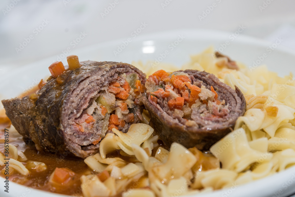 Geteilte Rindsroulade mit Nudeln Geteilte Rindsroulade mit Nudeln