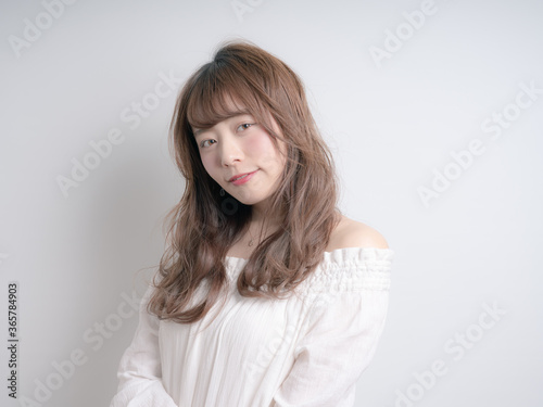 春 夏 ロングヘア ウェーブヘア 女性 笑顔 © Hiroyuki