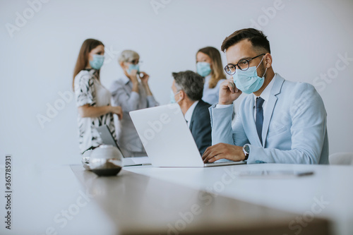 Young business man with med...