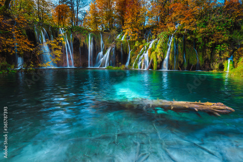 Fototapeta Naklejka Na Ścianę i Meble -  Admirable autumn scenery with spectacular waterfalls in Plitvice National Park