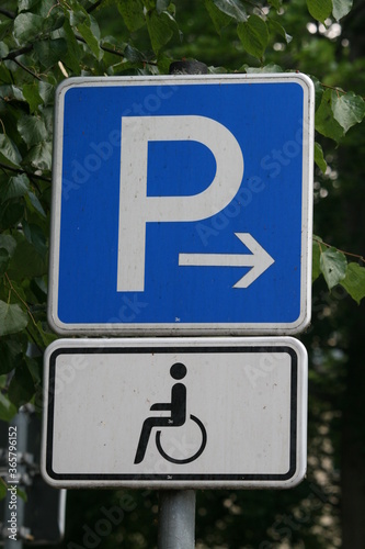 Straßenschild - Behindertenparkplatz