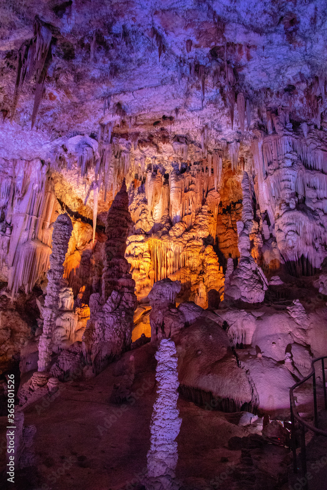 intérieur d'une salle géologique avec de nombreux stalagmites et stalactites
