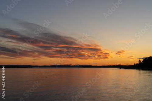 Widok na Oslofjord z plaży w okolicy miejscowości Larkollen w Norwegii