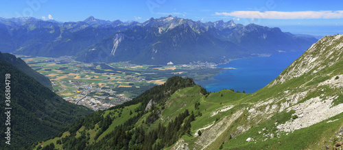 Vue aérienne de l'extrémité est du lac Léman, depuis les rochers de Naye, en Suisse.