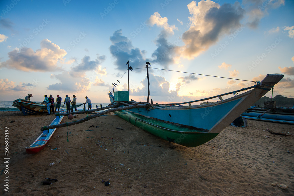 bateaux de pêche colorés ou pagode traditionnel au lever du jour sur une plage du sud de l'île de Ceylan, Sri Lanka bateaux de pêche colorés ou pagode traditionnel au lever du jour sur une plage du sud de l'île de Ceylan, Sri Lanka