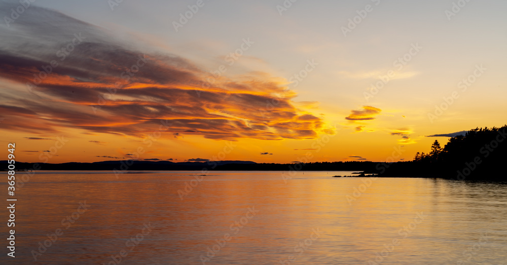 Widok na Oslofjord z plaży w okolicy miejscowości Larkollen w Norwegii Widok na Oslofjord z plaży w okolicy miejscowości Larkollen w Norwegii