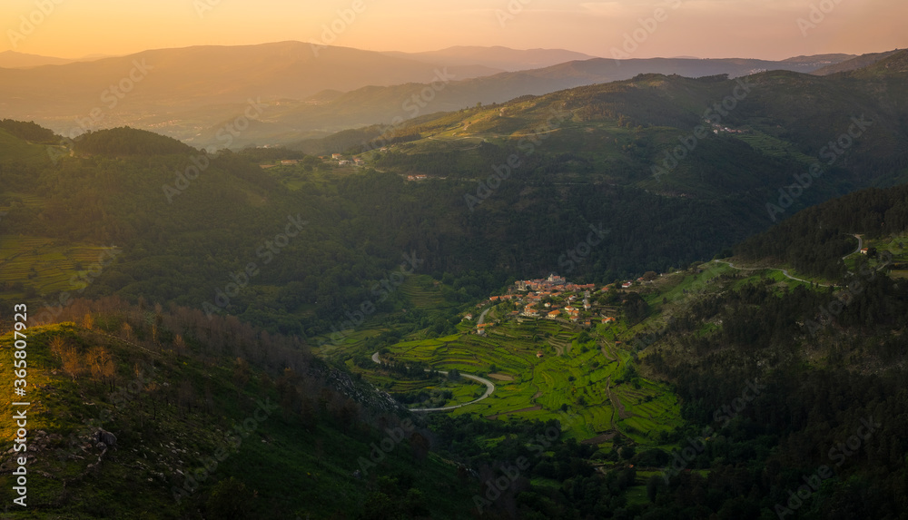 Lindo pôr do sol na aldeia de Portugal Sistelo