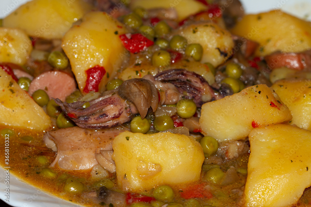 Patatas con calamares y guisantes, gastronomía española. Patatas con calamares y guisantes, gastronomía española.