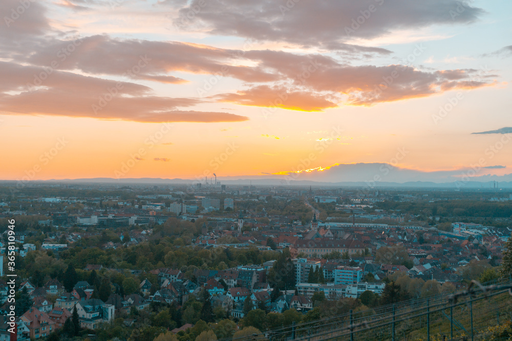 Karlsruhe bei Sonnenuntergang von den Durlacher Weinbergen