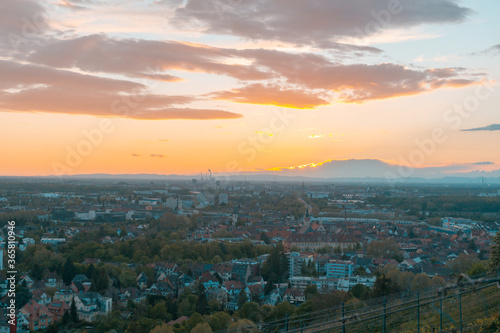 Karlsruhe bei Sonnenuntergang von den Durlacher Weinbergen