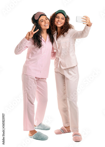 Beautiful young women in pa...