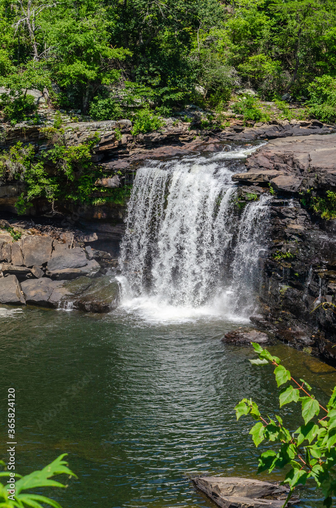 Obraz premium water flowing over Little River Falls in Little River Canyon National Preserve, Alabama, USA