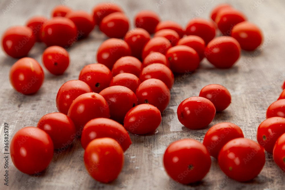 Obraz premium cherry tomatoes on a wooden table