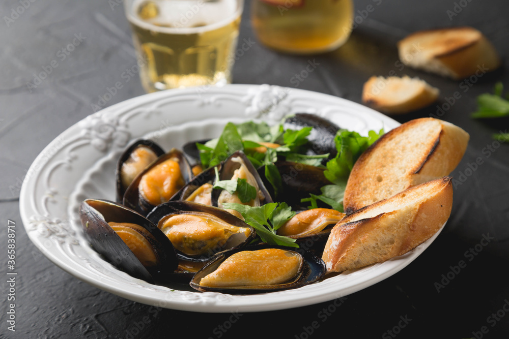 Mussels with parsley and crispy baguette