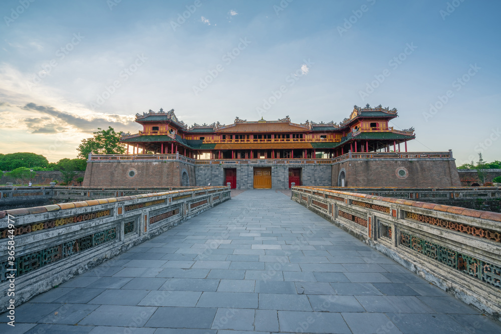 Naklejka premium Ngo Mon gate - the main entrance of forbidden Hue Imperial City in Hue city, Vietnam, during sunset time