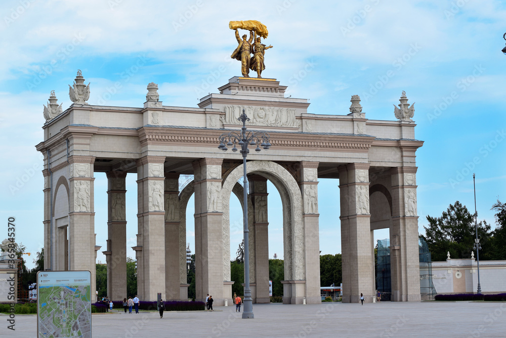 Obraz premium Moscow, Russia - July 2, 2020: Main entrance to the VDNKh park against the cloudy sky