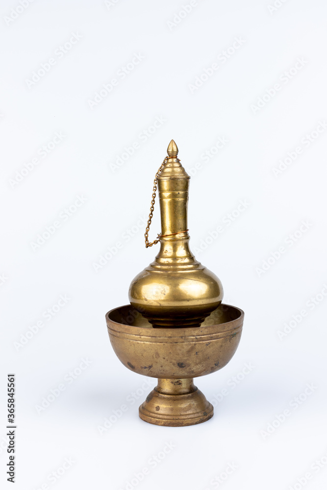 Brass utensils used water gravel to dedicate merit to those who have passed away Brass utensils used water gravel to dedicate merit to those who have passed away