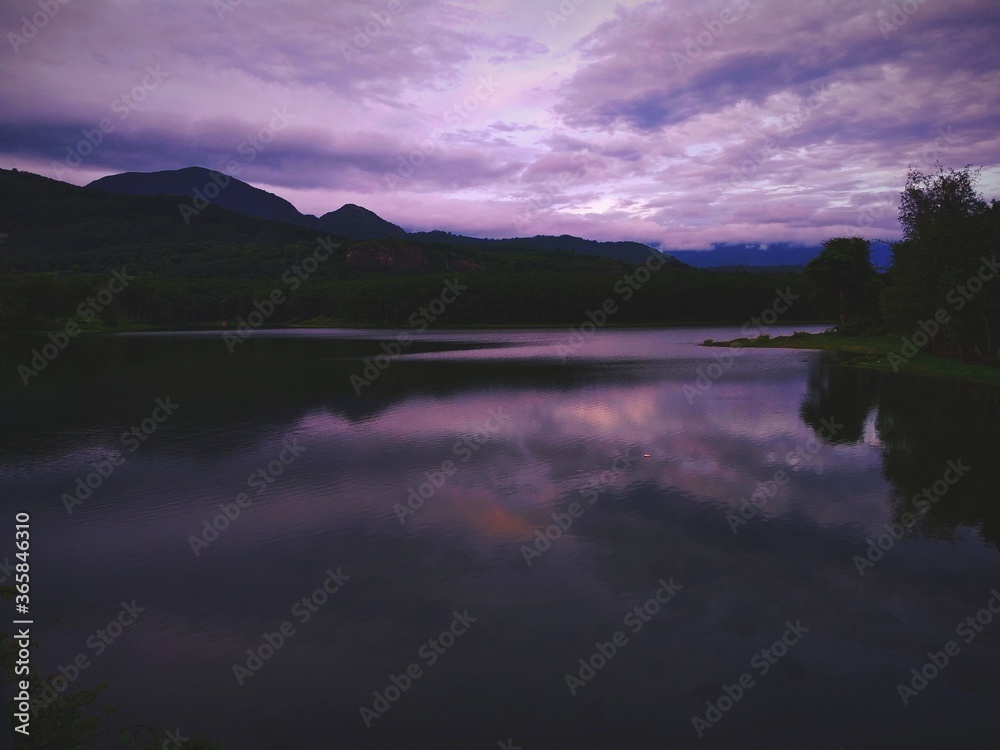 Obraz premium sunset over the lake