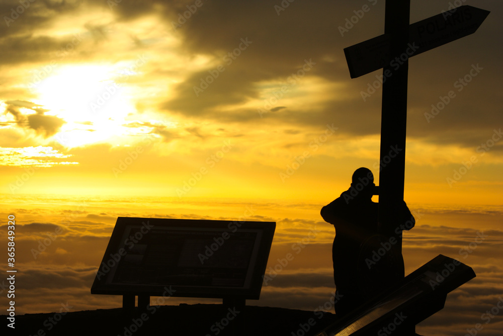 Obraz premium cross at sunset