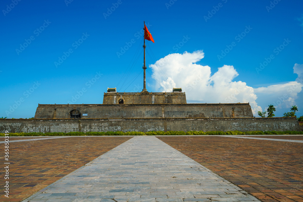 Φωτογραφία Ngo Mon square with the flag tower Ky Dai in the Citadel - the Imperial Place in
