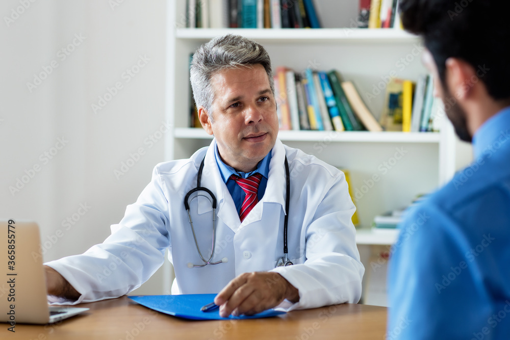 Attraktiver Arzt spricht mit einem Patienten
