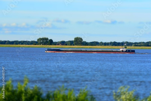 Frachtschiff auf einem Fluss photo