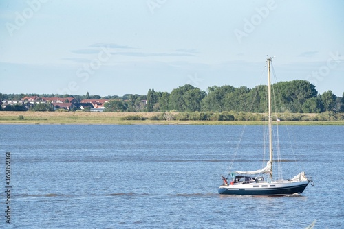 Segelschiff auf einem Fluss