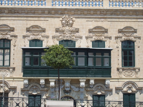 Typischer arabischer Balkon an einem Haus in Valletta Malta typical arabic balcony on a house in Valletta Malta photo