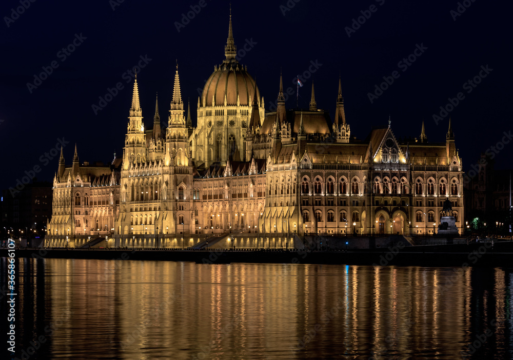 Parlament in Budapest, Ungarn, mit Donau bei Nacht und Wasserspiegelung
