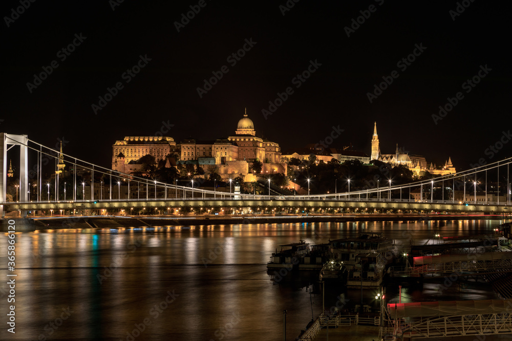 Brücke,  Elisabethbrücke mit Fischerbastei und Burgschloß  bei Nacht, Budapest Ungarn