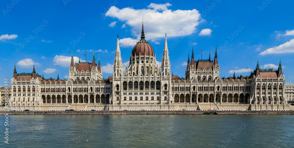 Fototapeta premium Budapest mit Parlament , Ungarn, mit Donau Panorama