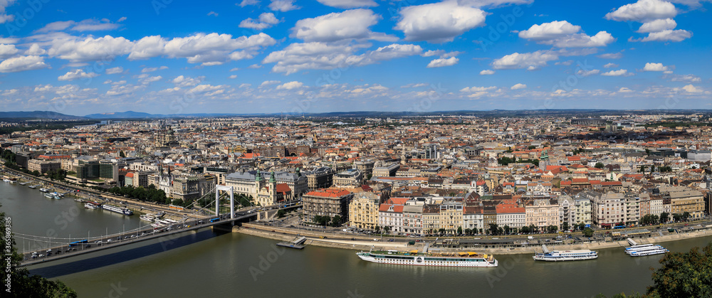 Budapest, Ungarn, Blick von oben auf die Donau Elisabethbrücke Panorama