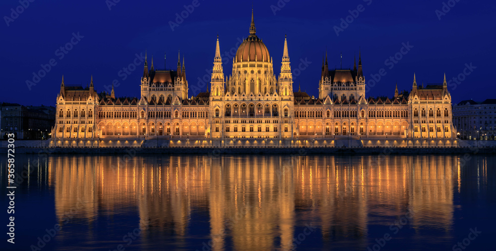 Parlament in Budapest, Ungarn, mit Donau blaue Stunde mit Wasserspiegelung