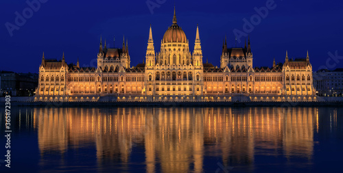 Parlament in Budapest, Ungarn, mit Donau blaue Stunde mit Wasserspiegelung