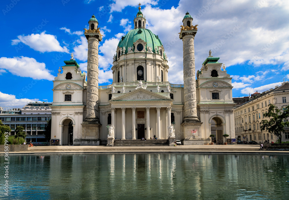 Karlskirche mit Brunnen in Wien Österreich