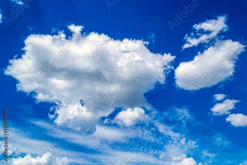 Juicy blue sky with white clouds © Максим Травкин