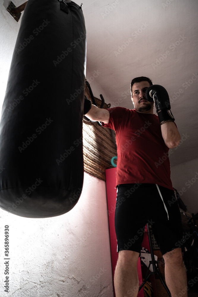 Hombre Con Ropa Formal Golpeando Una Bolsa De Boxeo Imagen de archivo -  Imagen de ejercicio, individuo: 181548457