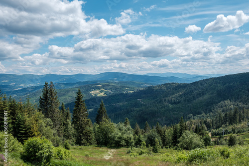 lato w Beskidach, góry na tle błękitnego nieba