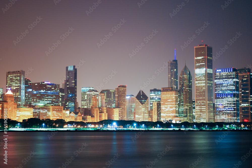 Fototapeta premium nocny widok na miasto z wysokimi budynkami