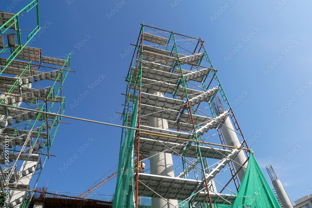 Φωτογραφία SEREMBAN, MALAYSIA -MAY 24, 2020: Temporary access and metal staircase made from staging, scaffolding and metal platform under construction at the construction site