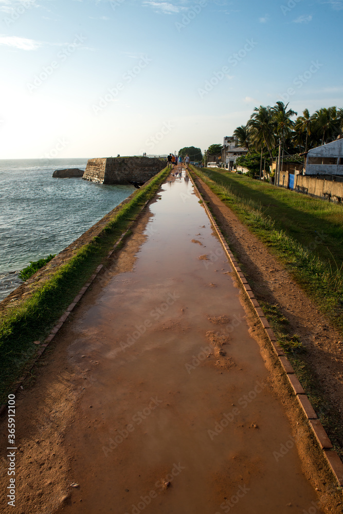 rempart d'un ancien fort sur un bord de plage au sud du sri Lanka