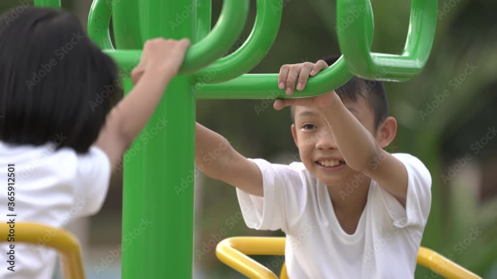Kids playing and exercing on outdoor public gym park vídeo de Stock