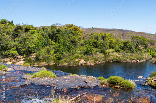 Água calma e limpa do Rio Cipó, cercado de vegetação na Serra do Cipó, Minas Gerais, Brasil.